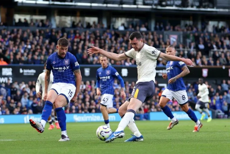 Everton gặp khó trước Ipswich